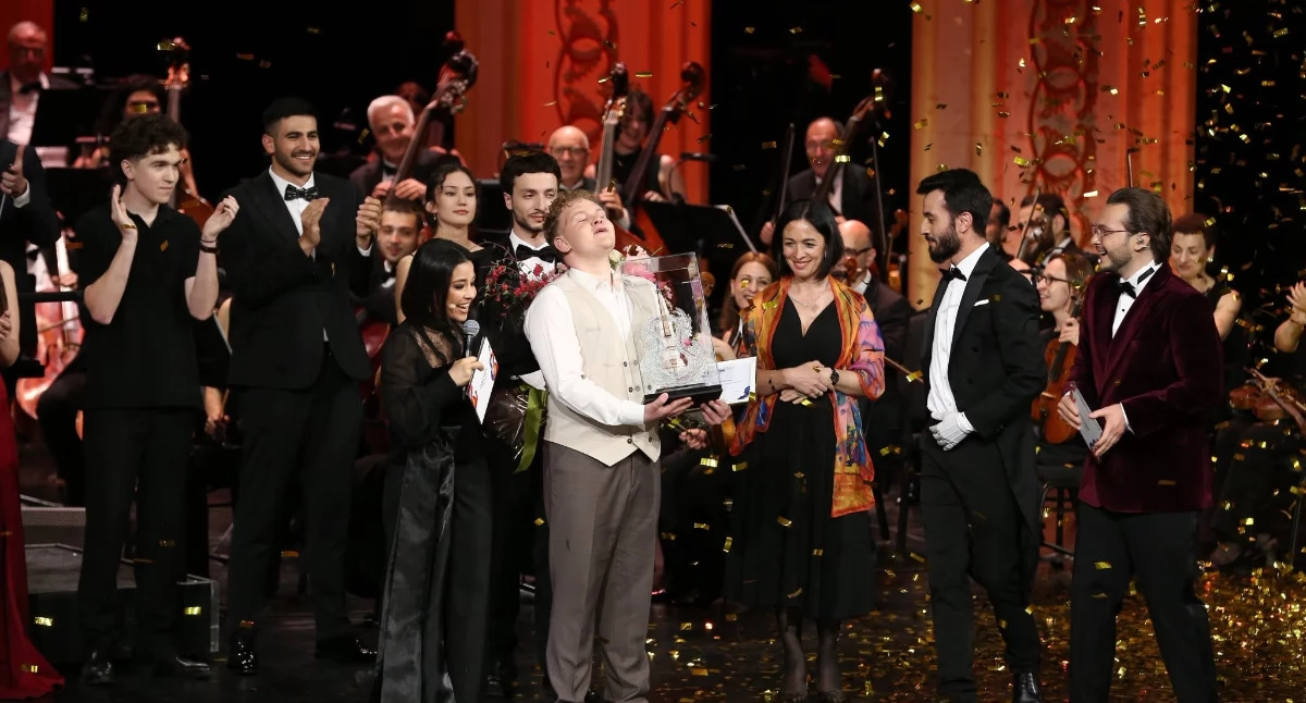 Michał Stochel na scenie Narodowego Akademickiego Teatru Opery i Baletu im. Aleksandra Spendiariana w Erywaniu tuż po ogłoszeniu wyników 22. Konkursu Eurowizji dla Młodych Muzyków. Fot. www.facebook/armenianeurovision