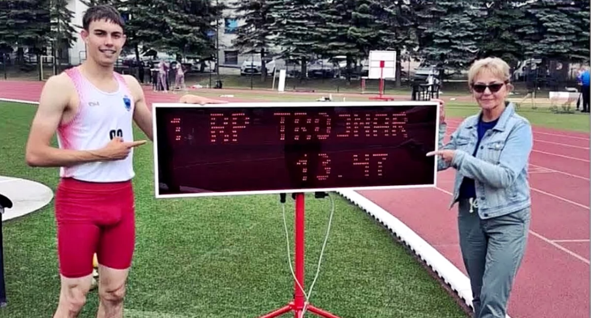 Eryk Trojnar ze swoją trenerką Marią Sugier tuż po wymazaniu z tabeli 12-letniego rekordu Polski w biegu na 110 m ppł juniorów młodszych. Fot. zbiory własne