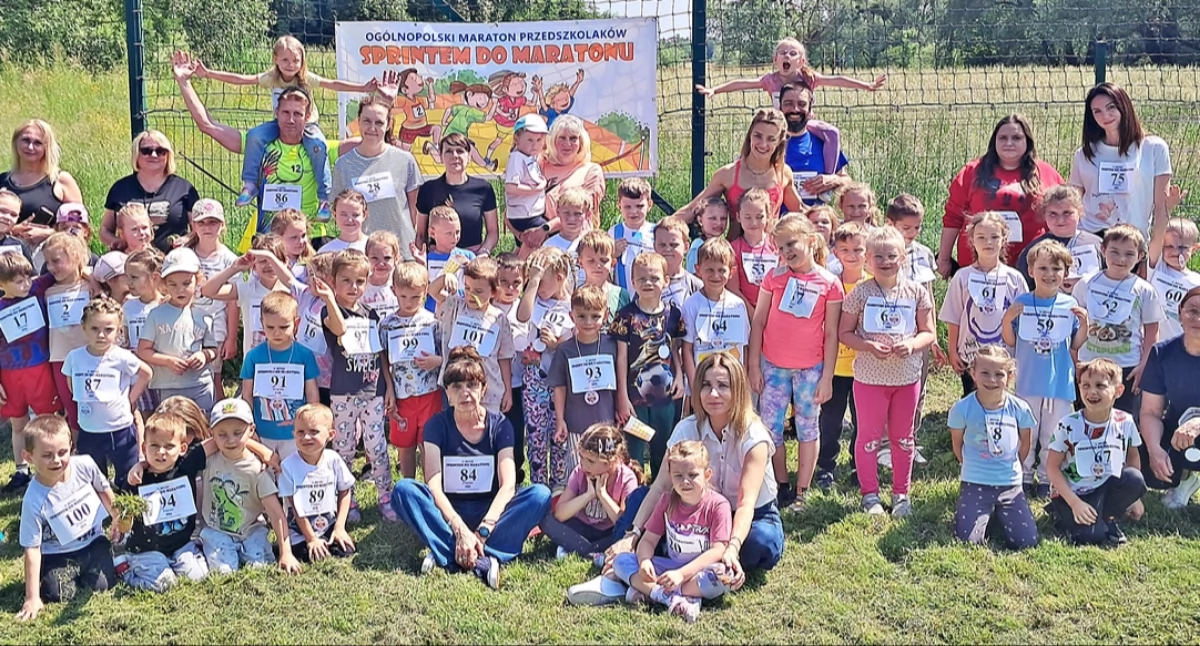 Na starcie stanęło 90 przedszkolaków ze wszystkich przedszkolnych grup (Pszczoły, Biedronki, Kotki i Tygryski), ponadto wychowawcy i rodzice. Fot. Mariusz Godos