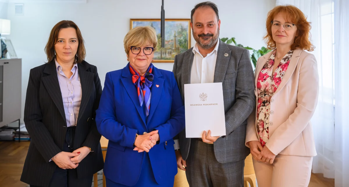 Umowę parafowali wojewoda podkarpacki Teresa Kubas-Hul (druga z lewej) i wójt gminy Przemyśl Marek Wasiewicz. Fot. PUW Rzeszów