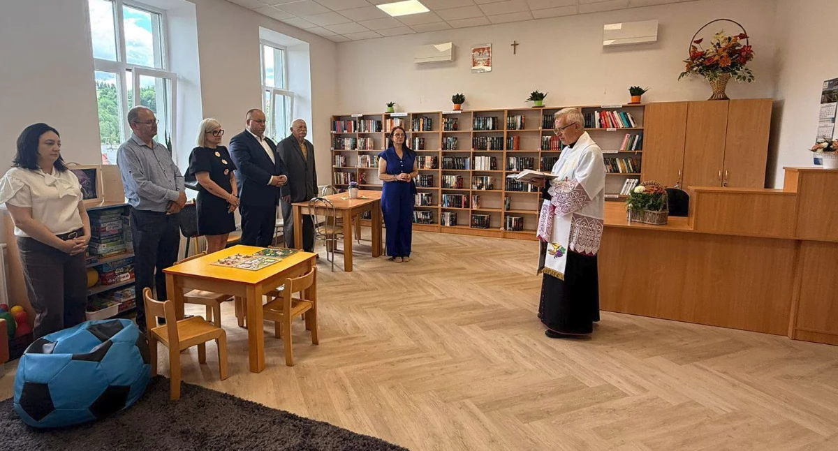 Nowe pomieszczenia poświęcone zostały przez księdza prałata Stanisława Guzego, w obecności burmistrza Łukasza Kowaliło, radnych Anny Warchoł i Marcina Kądziołki oraz sołtysa Jawornika Polskiego Stanisława Tompalskiego./ FOT. UMiG Jawornik Polski