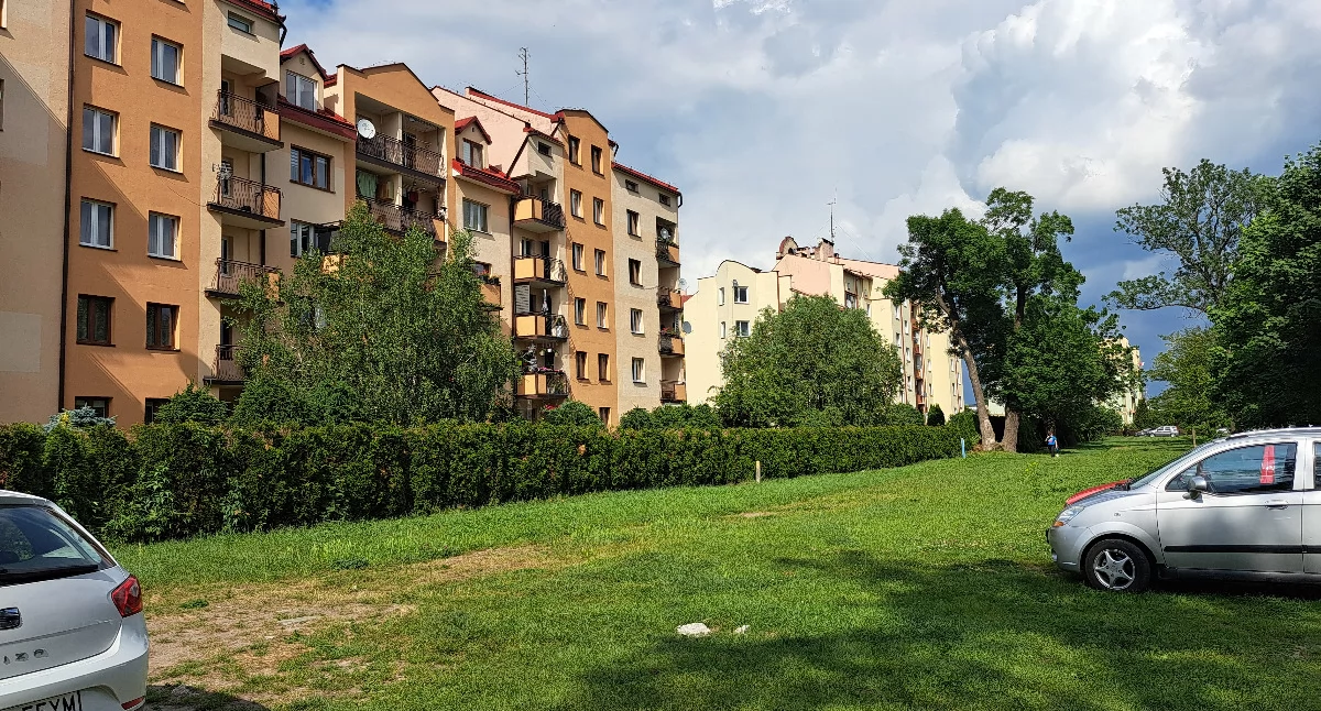 Mimo zabiegów sprzeciwiających się miejskim planom, podjętych przez mieszkańców bloków 32 F i 32 E na osiedlu „Lwowskie”, sprawa przybrała obrót, jakiego się obawiali. Miasto nie wycofało się z planów sprzedaży działki, którą mieszkańcy traktują jak zielone płuca osiedla./ FOT. U. Gielo