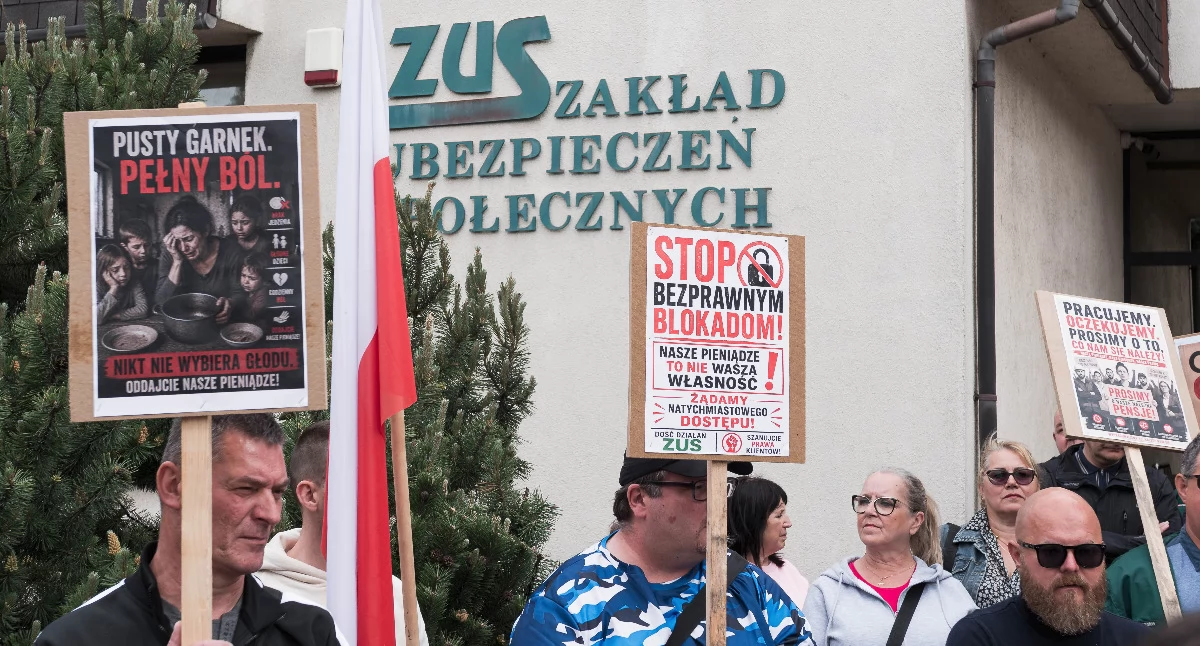 W maju br. szefostwo i część pracowników spółki protestowała pod siedzibą ZUS-u w Rzeszowie. Fot. zbiory własne