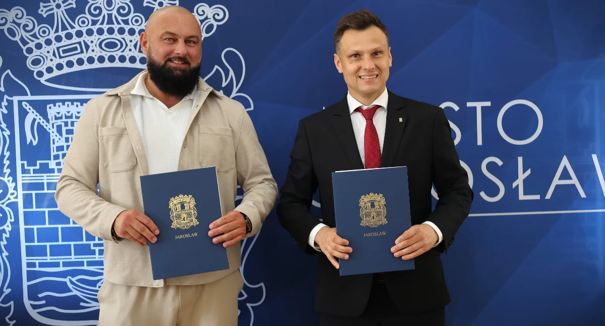 11 czerwca br. burmistrz Marcin Nazarewicz (z prawej) podpisał umowę z lokalną firmą „DP Studio” Dariusza Pilcha na termomodernizację Szkoły Podstawowej nr 9 im. T. Kościuszki w Jarosławiu. Fot. UM Jarosław