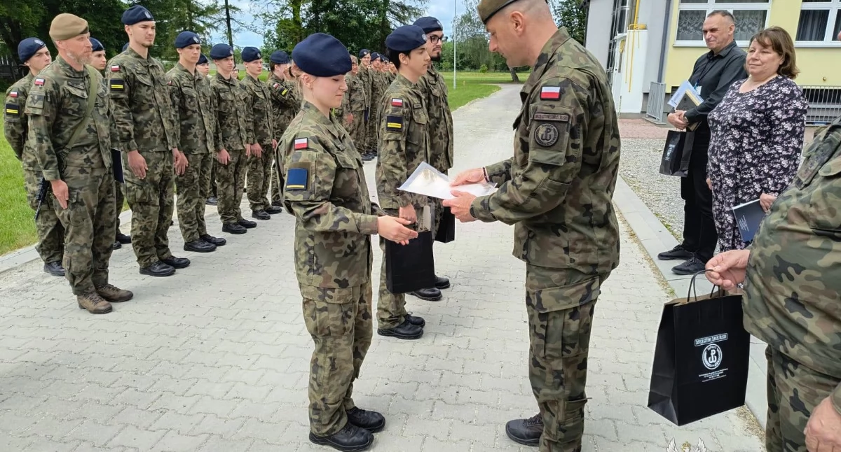 Podczas obozu szkoleniowego pod nazwą „Silna Szkoła” młodzież przez trzy dni i dwie noce funkcjonowała w warunkach maksymalnie zbliżonych do realiów służby wojskowej. Fot. 20. PBOT