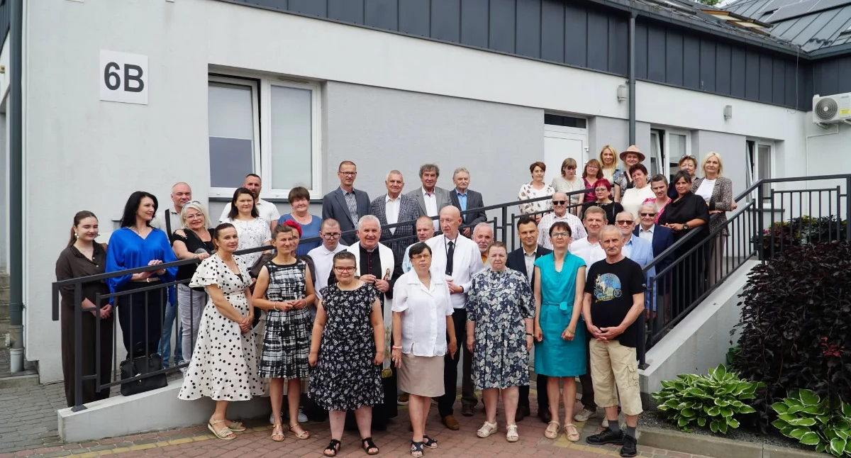 10 czerwca br. na budynku, w którym funkcjonuje jedno z mieszkań wspomaganych prowadzonych przez jarosławskie koło Polskiego Stowarzyszenia na rzecz Osób z Niepełnosprawnością Intelektualną, doszło do uroczystego odsłonięcia tablicy pamiątkowej poświęconej Zenonowi Barszczowi. Fot. PSONI Jarosław