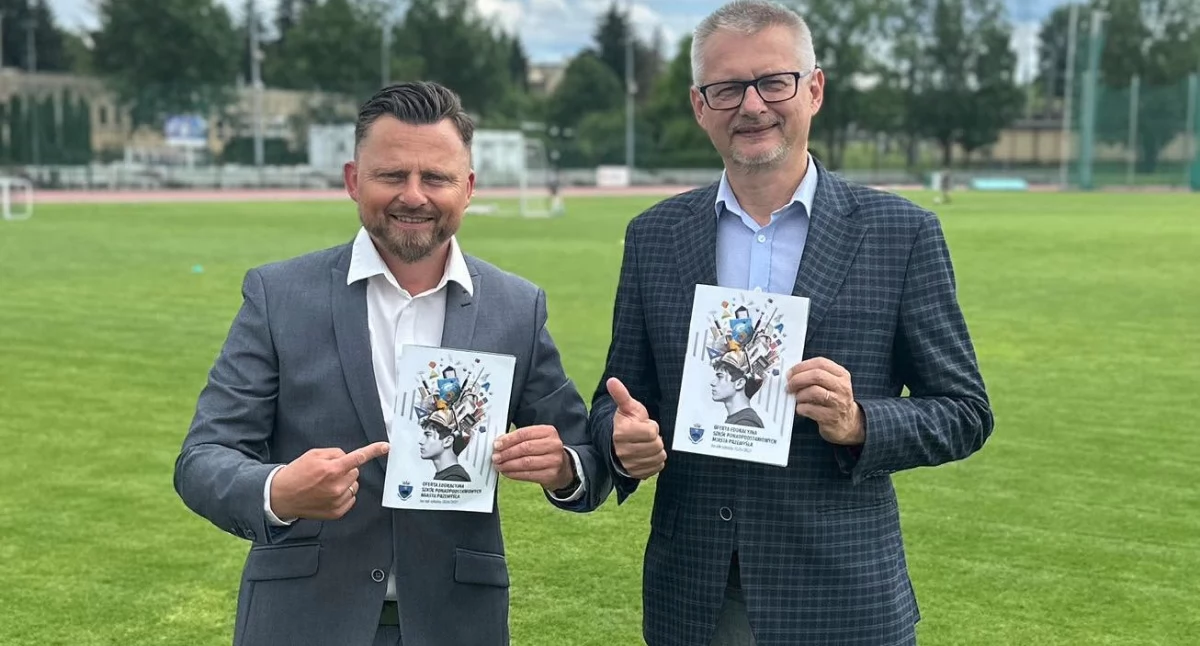 Na jednym z portali społecznościowych broszurę „reklamowali”, zachęcając absolwentów szkół podstawowych do sięgnięcia po nią, zastępca prezydenta Przemyśla (odpowiedzialny m.in. za oświatę) Krzysztof Majcher i wiceprzewodniczący Rady Miejskiej w Przemyślu Robert Bal. Fot. ze zbiorów K. Majchra
