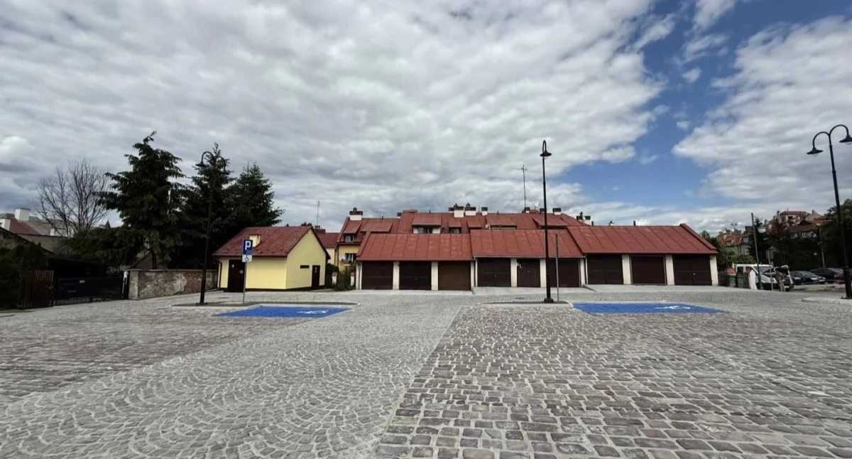 W ramach zadania związanego z budową parkingu przy Świętojańskiej przebudowano też sieć energetyczną, wykonano kanalizację deszczową i drogi manewrowe z naturalnego kamienia oraz chodniki z płyt granitowych. Całość uzupełniło nowe oświetlenie./ FOT. UM Jarosławia