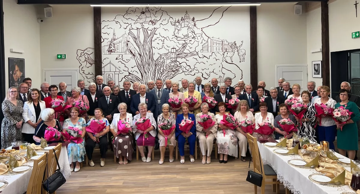 W Dubiecku 27 złotych par świętowało 50 lat wspólnej drogi. Była opkazją do wzruszeń i pamiątkowych zdjęć./ FOT. UMiG Dubiecko