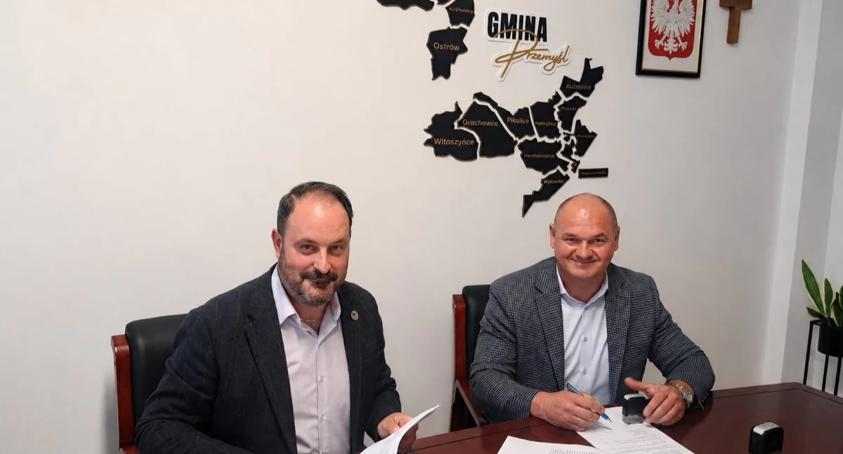 Firma Hydrotech z siedzibą w Przeworsku, realizująca inwestycję, zobowiązała się wykonać zadanie do 25 listopada br. Porozumienie w tej sprawie przypieczętowała umowa podpisana w urzędzie gminy 2 czerwca./ FOT. UG Przemyśl