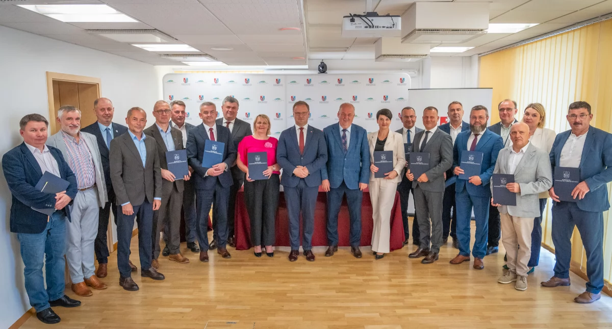 Wśród beneficjentów nie brakuje samorządów z terenu byłego województwa przemyskiego. Są wśród nich m.in.: Zarzecze, Orły, Żurawica, Tryńcza, gmina Radymno i Lubaczów czy Adamówka. Ich przedstawiciele umowy na spotkaniu w Urzędzie Marszałkowskim w Rzeszowie./ FOT. UMWP