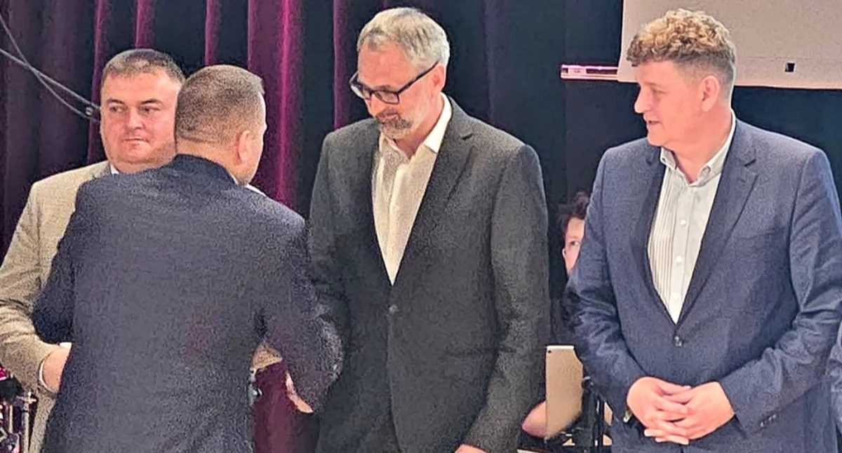 Wkład trenera Roberta Gierlacha (w środku) w rozwój młodych siatkarskich talentów w SP 15 w Przemyślu jest nieoceniony. Fot. zbiory własne