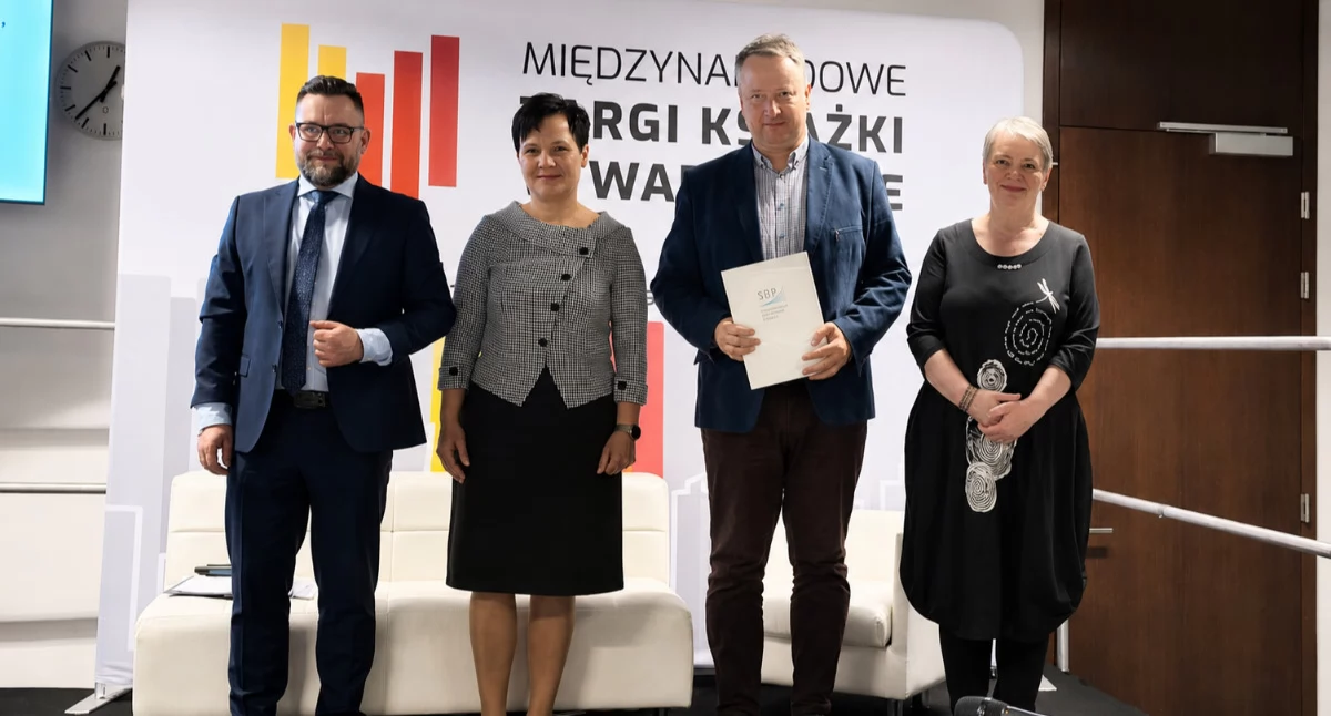 Wręczenie nagród laureatom konkursu Mistrz Promocji Czytelnictwa 2025. Od lewej stoją: Jerzy Woźniakiewicz (przewodniczący Zarządu Głównego SBP w Warszawie), Katarzyna Bednarz-Soja (kierownik Działu dla Dzieci i Młodzieży PBP), dr Maciej Waltoś (dyrektor PBP), Agata Pilawa (kierownik Działu Udostępniania PBP)./Fot. PBP