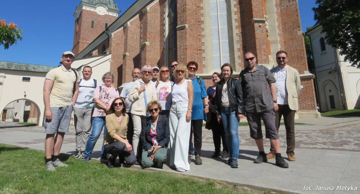 Uczestnicy wycieczki TPN przed bazyliką w Przeworsku./Fot.J.Motyka