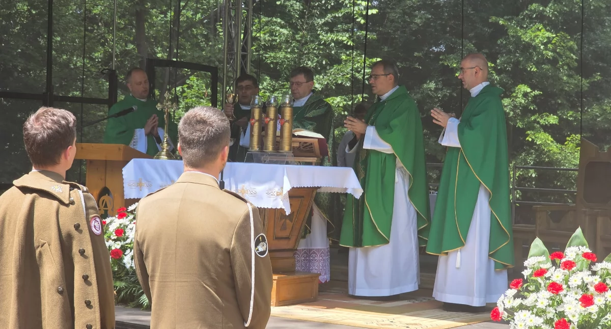 Co roku w miejscu pamięci Tarnawce-Leoncina odbywają się uroczystości nawiązujące do wydarzeń z przeszłości. Tegoroczne rozpoczęła msza św. polowa pod przewodnictwem  ks. bpa Krzysztofa Chudzio./ FOT. A. Wilgucki