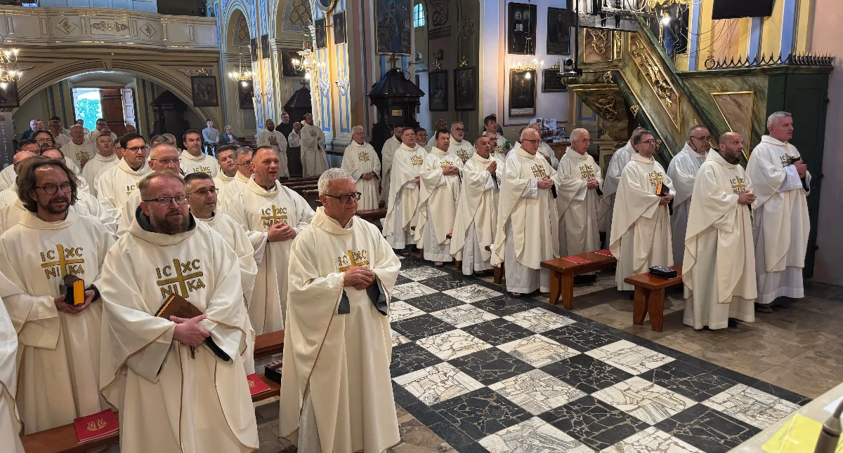 W Kalwarii Pacławskiej koło Przemyśla odbyło się dziękczynienie za 50 lat kapłaństwa czterech franciszkanów z krakowskiej prowincji. Jubilaci dziękowali Bogu za dar sakramentu kapłaństwa w otoczeniu swoich współbraci, wśród których byli delegaci uczestniczący w nadzwyczajnej kapitule prowincjalnej./ FOT. materiały organizatorów