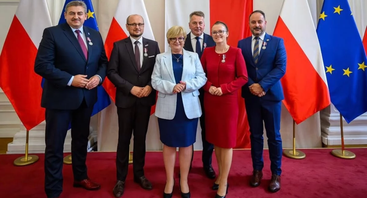 Wśród tych, którzy otrzymali Odznaki Honorowe za Zasługi dla Samorządu Terytorialnego, znaleźli się m.in. burmistrz miasta i gminy Kańczuga Andrzej Żygadło i wójt gminy Przemyśl Marek Wasiewicz. Fot. PUW Rzeszów