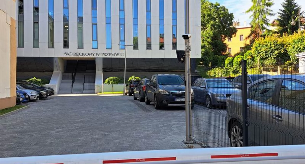 Mieszkańcy dopytują o możliwość utworzenia alternatywnego wejścia do budynku sądu rejonowego od strony dworca PKP i ulicy Mickiewicza. Instytucja stoi na stanowisku, że odgrodzony od ulicy parking za szlabanem nie może być traktowany jako przejście dla interesantów./ FOT. U. Gielo