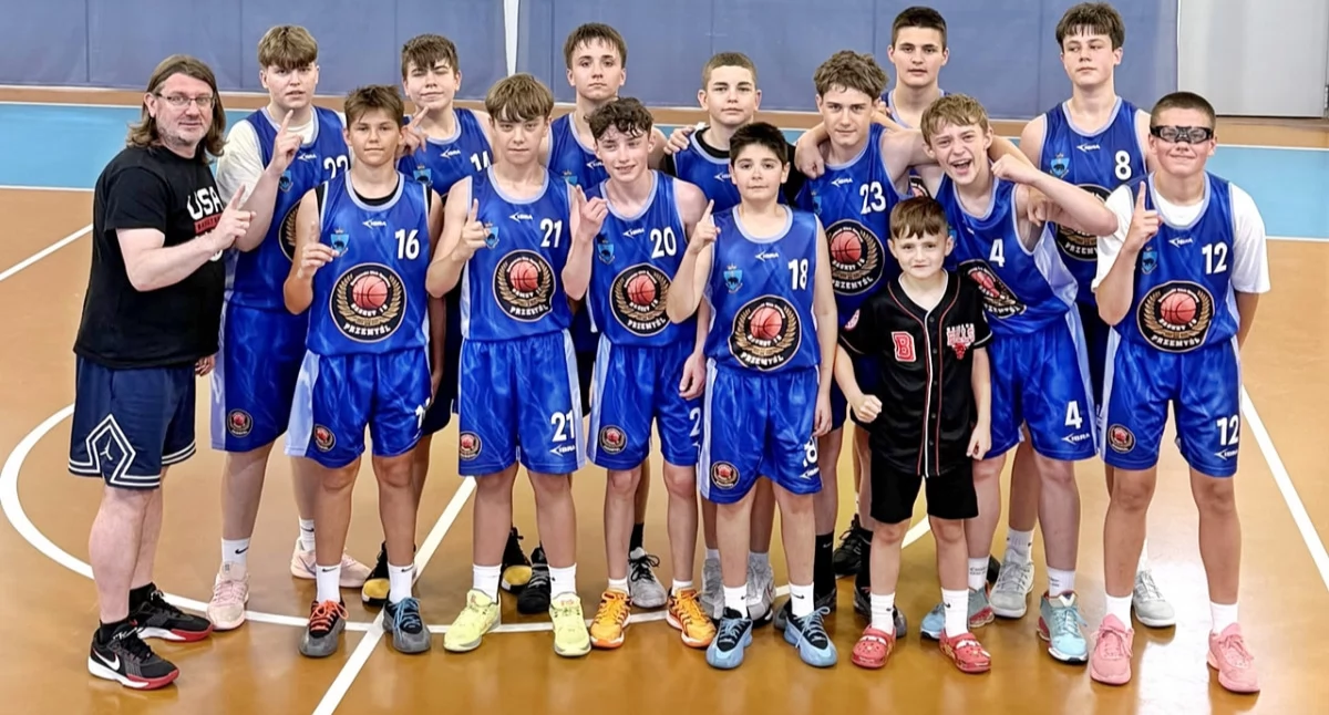 Zespół U-14 Uczniowskiego Klubu Sportowego „Basket 15” z trenerem Krzysztofem Młotem. Fot. zbiory własne