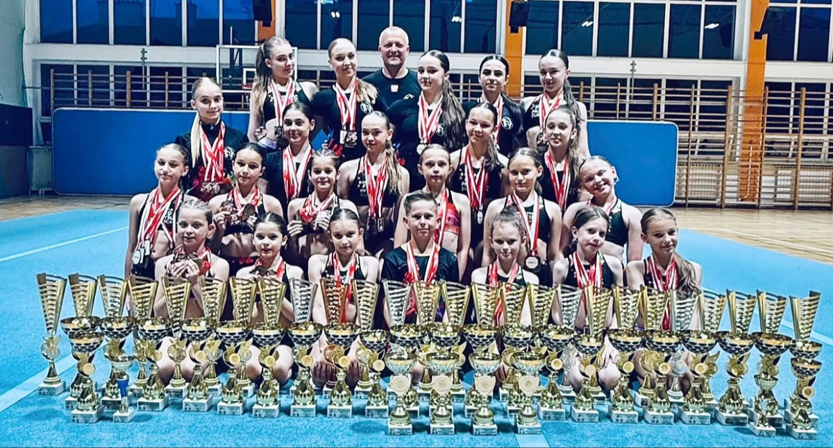Ekipa Akrobatyki Fit Kid Przemyśl-Żurawica rozbiła medalowy bank podczas mistrzostw Polski. Fot. zbiory własne