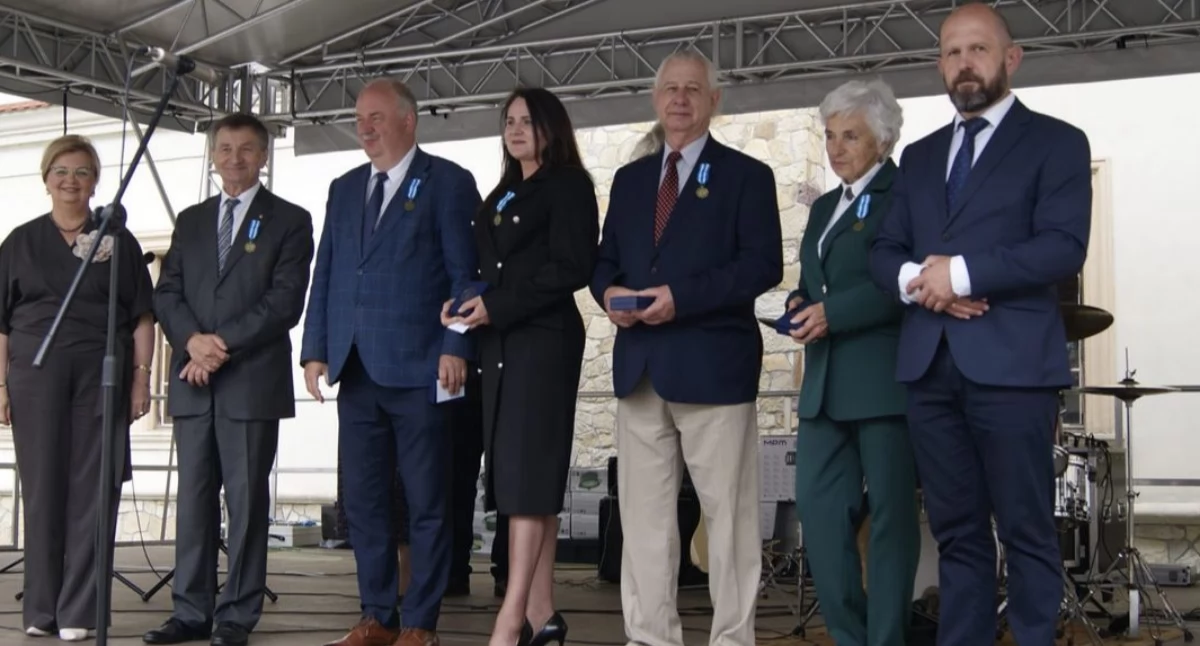 Odznaki honorowe „Zasłużony dla Powiatu Przemyskiego” odebrali tego dnia: literatka z gminy Bircza Agata Lalik, artysta z Medyki Władysław Zych, działaczka kulturalna, malarka i poetka Maria Makar, przemyski literat, poeta i animator kultury Mateusz Pieniążek, poseł Marek Kuchciński i wicemarszałek województwa Piotr Pilch./ FOT. Starostwo Powiatowe w Przemyslu