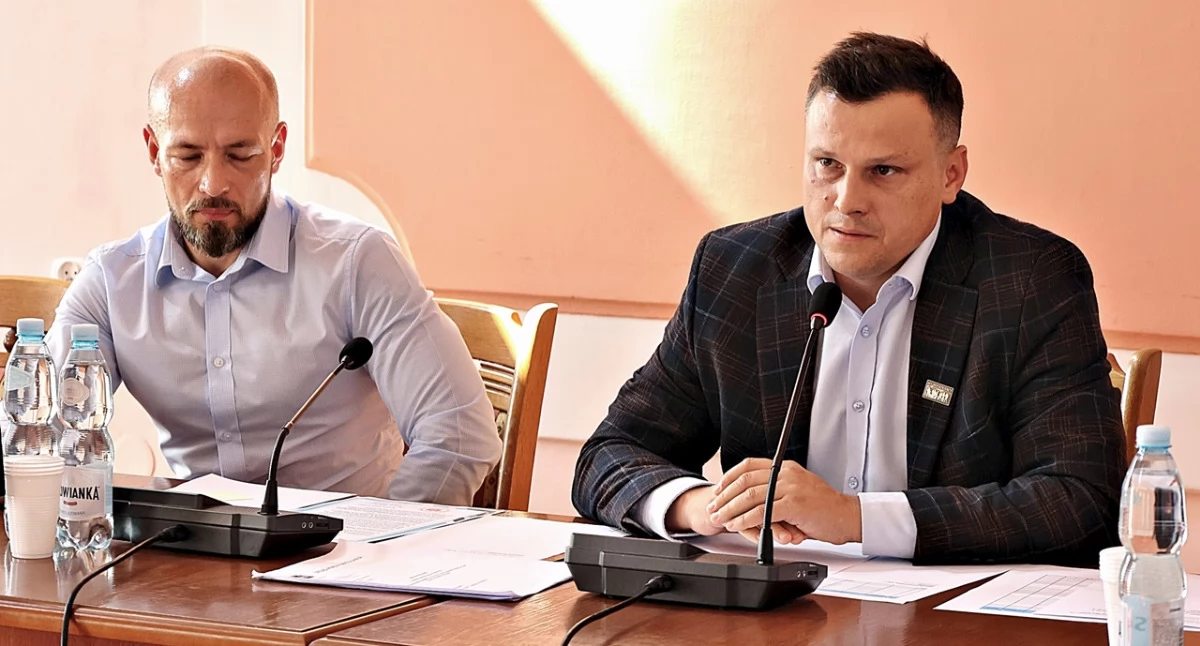 Dwa lata temu z ust burmistrza Jarosławia Marcina Nazarewicza (z prawej) padła deklaracja, że zrobi wszystko, aby kobiecy handball na najwyższym poziomie do Jarosławia wrócił... Jak zapowiedział, tak uczynił! Fot. zbiory własne