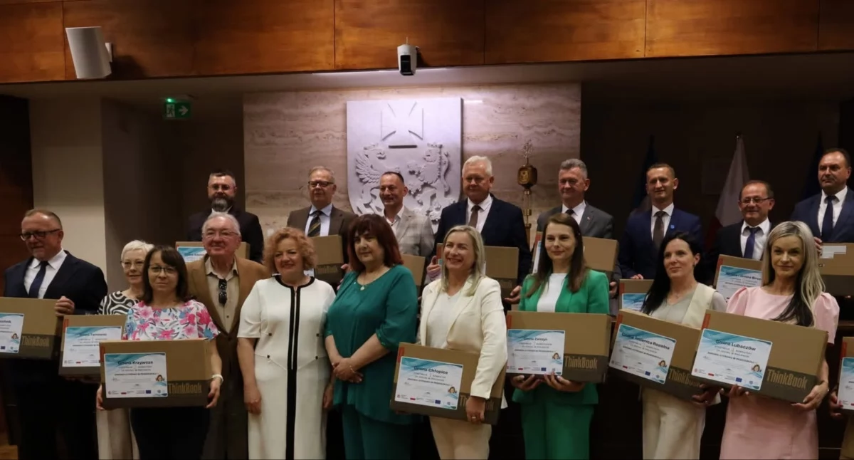 Laptopy dla przedszkoli przekazano poszczególnym samorządom z Podkarpacia podczas czerwcowej konferencji w Urzędzie Marszałkowskim w Rzeszowie. Na liście obdarowanych znalazły się m.in.: Orły, Wiązownica, gmina Lubaczów, Sieniawa, Bircza, Krzywcza, Pruchnik, Wielkie Oczy, Adamówka, Chłopice, Oleszyce i Stary Dzików./ FOT. UMWP