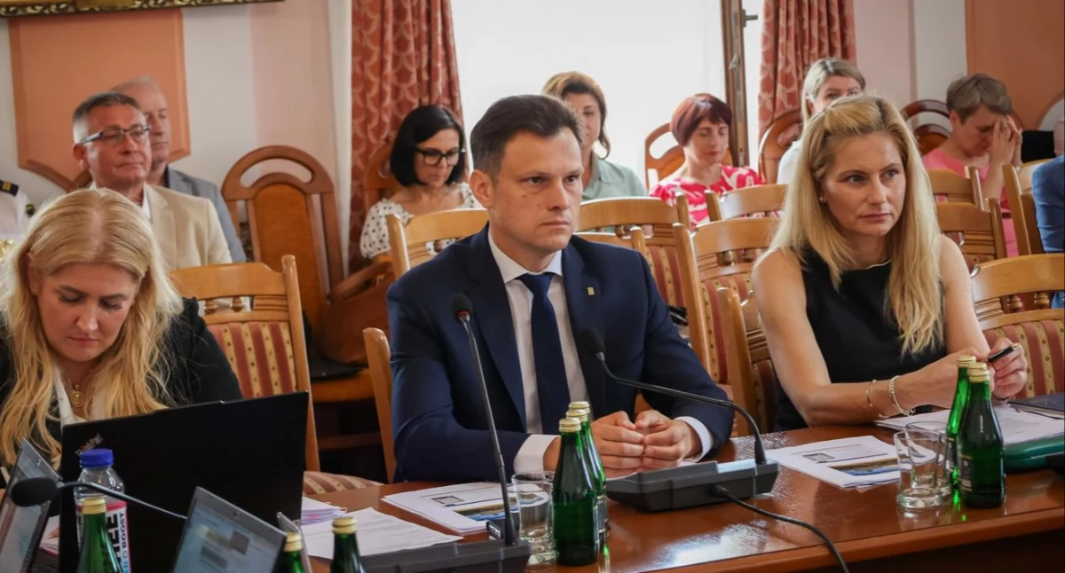 Rada przegłosowała absolutorium dla burmistrza M. Nazarewicza (decyzja zapadła 14 głosami „za”, przy 5 głosach wstrzymujących się i dwójce nieobecnych radnych). – Pomimo tylu emocji i różnic, które są czasem na tej sali, jarosławski samorząd dojrzał i pracuje na rzecz mieszkańców niezależnie od tego, jak jest między nami w tych prywatnych relacjach. Jeszcze raz bardzo dziękuję – podsumował włodarz./ FOT. UM Jarosław