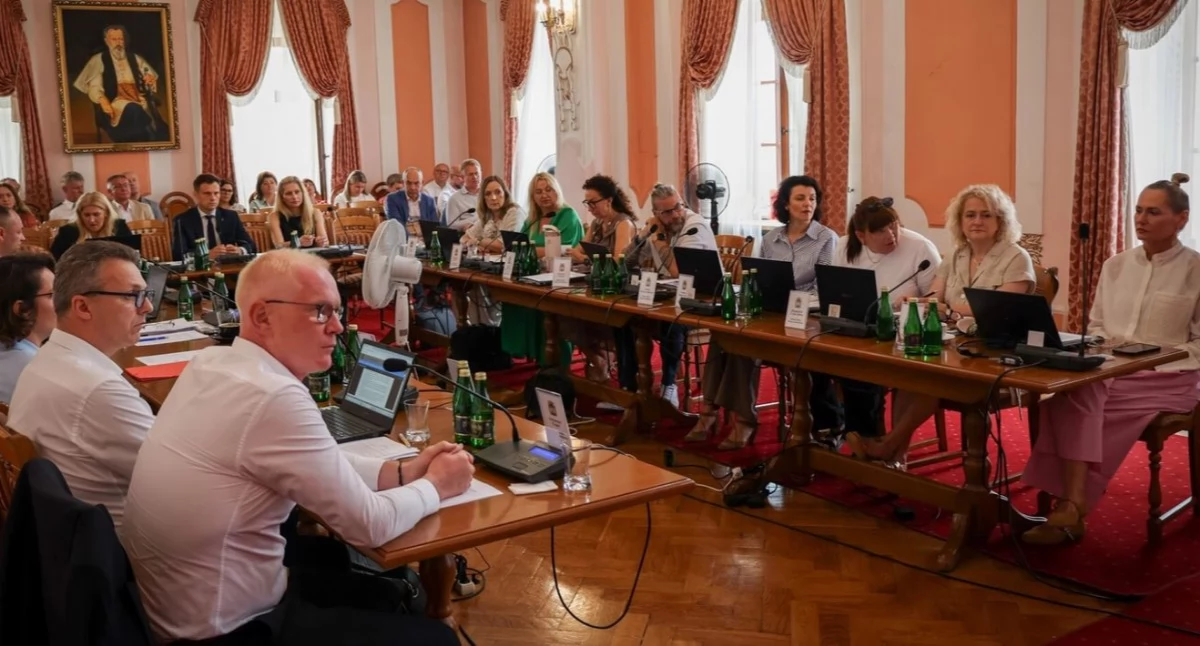 Jarosławscy radni jednogłośnie podjęli decyzję o restrukturyzacji dotychczasowego zadłużenia miasta, aby zmniejszyć obciążenie finansowe i poprawić sytuację budżetową./ FOT. UM Jarosław