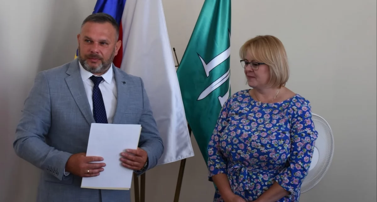 W trakcie obrad zaprezentował się nowy gminny radny – Piotr Konowalik, który złożył ślubowanie. Fot. UG Medyka