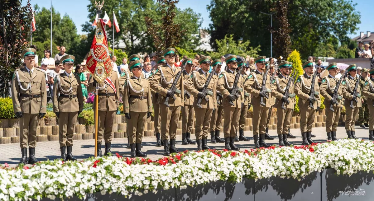 60 nowych funkcjonariuszy wypowiedziało słowa roty. Ślubowanie na sztandar BiOSG przyjął gen. bryg. SG T. Zybiński. Fot. BiOSG Przemyśl