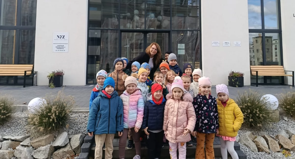 Przedszkolaki z placówki im. Marii Montessori pokazały, że są wrażliwe na drugiego człowieka, a seniorzy z „Altru” udowodnili, że młodość to przede wszystkim stan ducha./Fot. zbiory własne