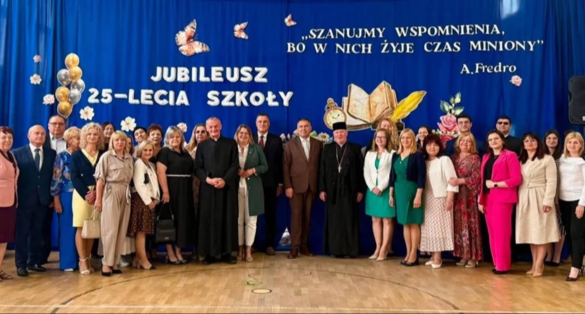 Szkoła Podstawowa im. hr. Aleksandra Fredry w Nienowicach jest najmłodszą placówką oświatową na terenie gminy Radymno. Przez 17 lat jej dyrektorem był Jan Kojder, a obowiązki po nim przejęła Marta Jackowska. Obecnie obowiązki dyrektora pełni Magdalena Kud./Fot. SP Nienowice