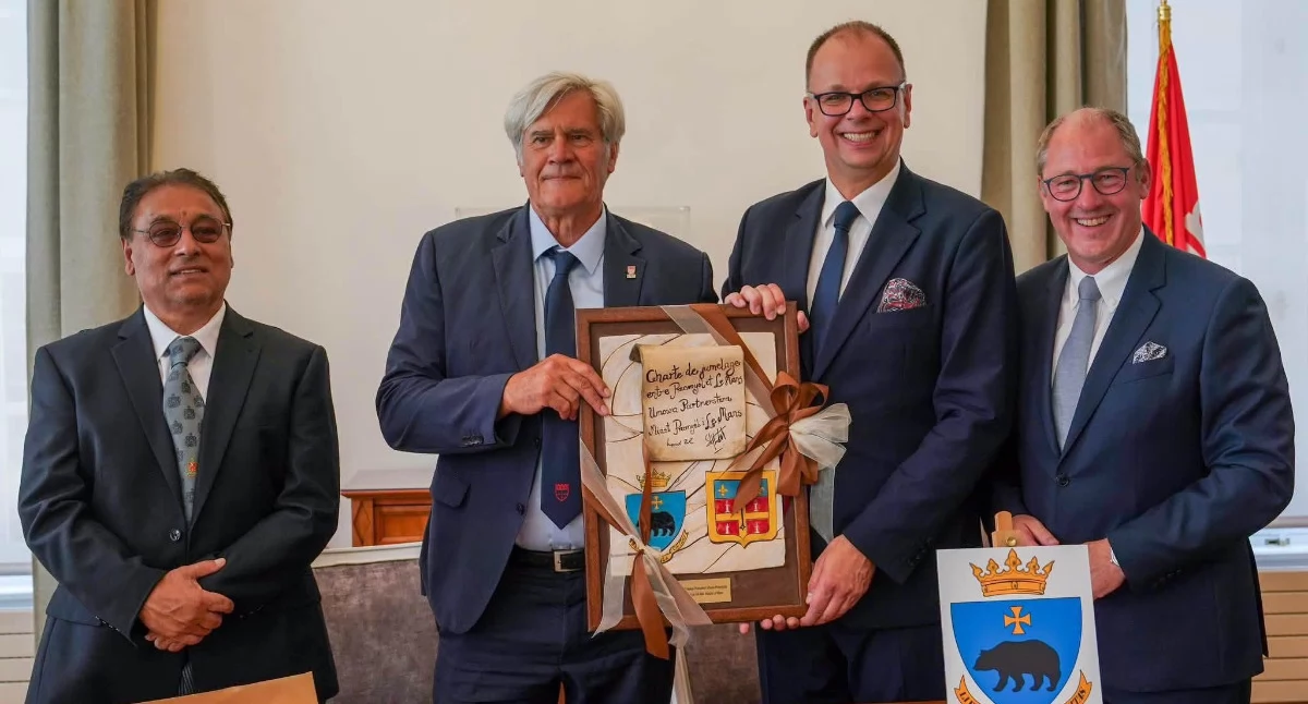 Podczas ceremonii podpisania umowy partnerskiej, stronę przemyską reprezentowali prezydent Wojciech Bakun oraz przewodniczący Rady Miejskiej Marcin Kowalski./Fot. Miasto Przemyśl/FB