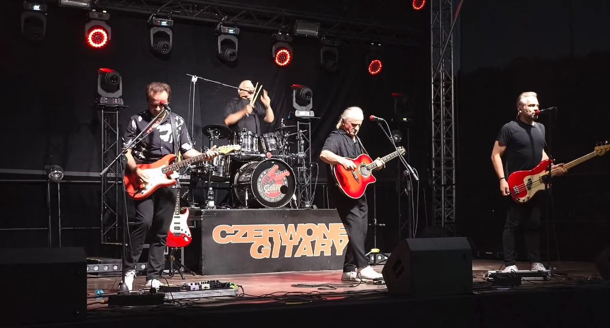 Pięknym i wzruszającym zwieńczeniem festiwalu był występ gwiazdy wieczoru, legendarnego zespołu „Czerwone Gitary”. Fot. UG Fredropol