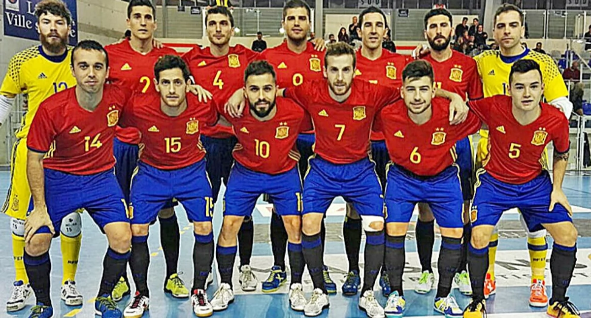 Futsalowa „La Furia Roja”, czyli reprezentacja Hiszpanii. Czwarty z lewej w górnym rzędzie Juanqui. Fot. rfef.es