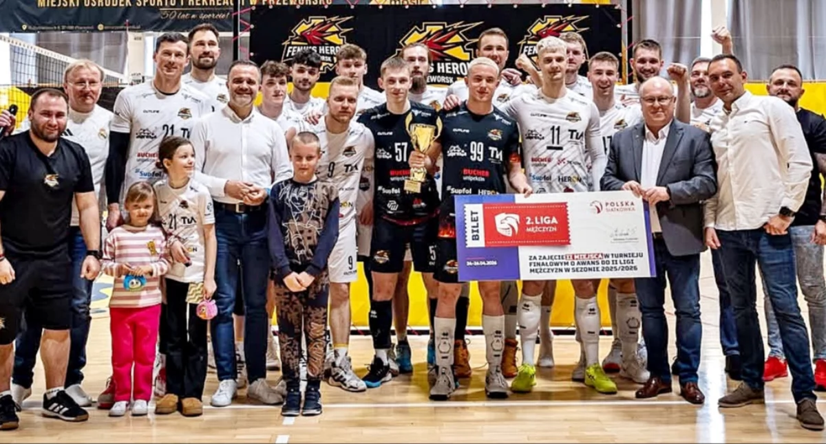 Ekipa Feniksa Heron Przeworsk z władzami miasta i powiatu (czwarty z prawej burmistrz Leszek Kisiel; siódmy z lewej starosta Dariusz Łapa) tuż po awansie do II ligi siatkówki mężczyzn. Fot. Agnieszka Kulka