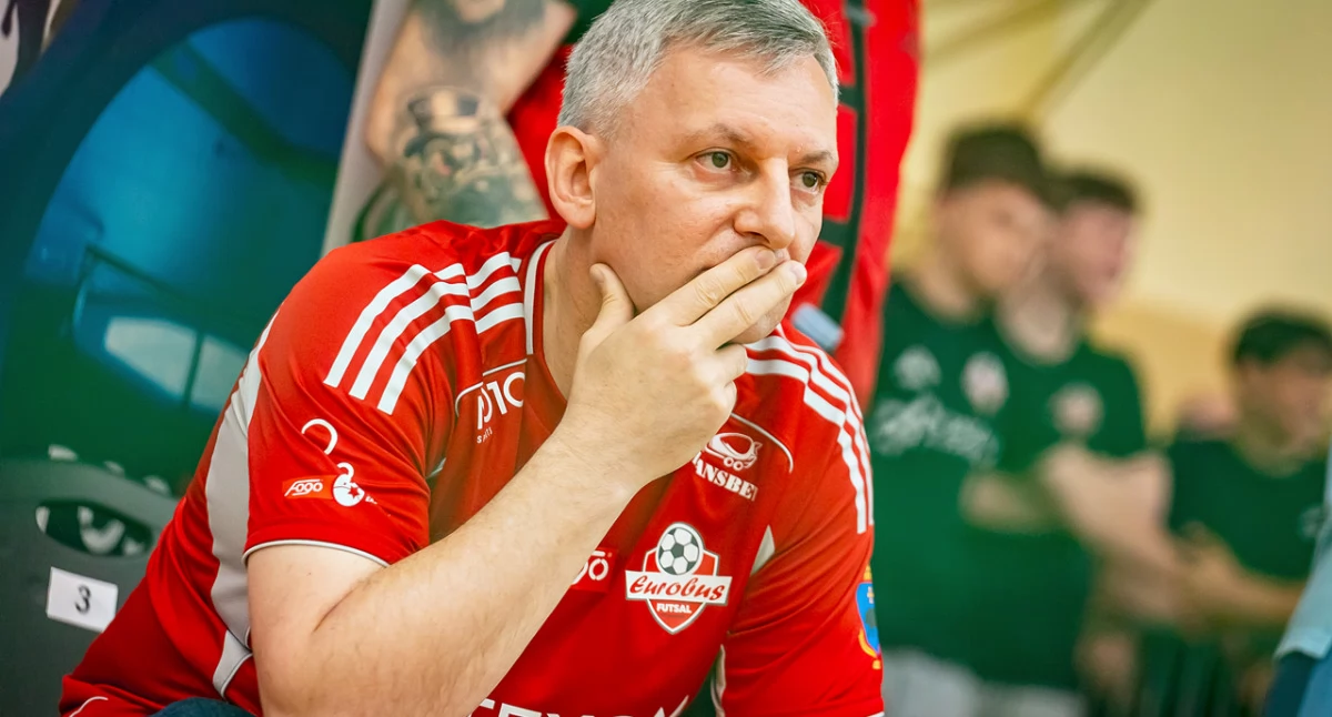 – Nigdy nie ma się pewności, że nawet jeśli sprowadzisz klasowych graczy, to masz gwarantowany sukces. Na to nie ma żadnej gwarancji. To jest tylko i aż sport. I dlatego sport kochamy – uważa prezes Texom Eurobusu Przemyśl Mariusz Franków. Fot. FOGO Futsal Ekstraklasa