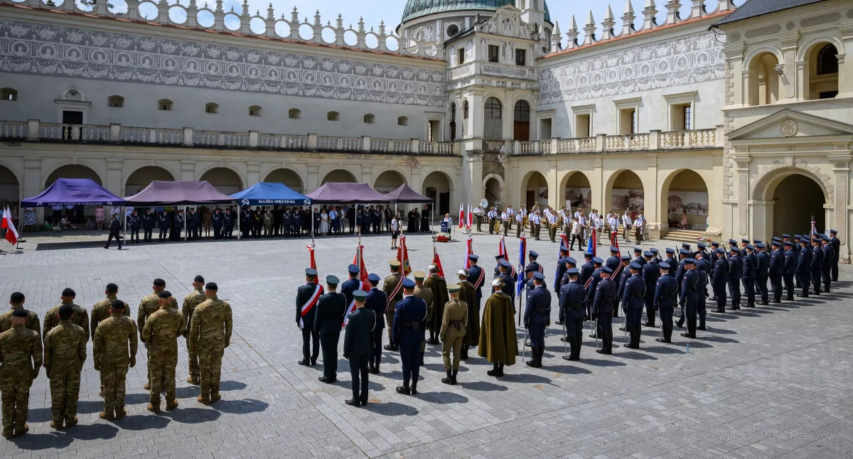 Nad przebiegiem ceremonii czuwał dowódca uroczystości, chor. Dariusz Pociask, a w wydarzeniu wzięły udział m.in. Kompania Honorowa oraz poczet sztandarowy OISW w Rzeszowie, a także poczty sztandarowe jednostek penitencjarnych okręgu rzeszowskiego Służby Więziennej, 21. BSP, BiOSG, KWP w Rzeszowie, KWPSP w Rzeszowie oraz Izby Administracji Skarbowej w Rzeszowie./Fot. Jerzy Żygadło/PUW Rzeszów