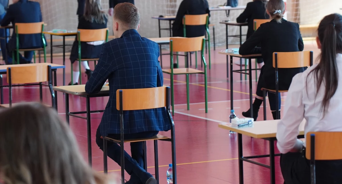  Do egzaminu maturalnego w br. przystąpiło 321 314 zdających (221 474 absolwentów liceum, 98 169 absolwentów technikum oraz 1671 uczniów kończących branżową szkołę II stopnia). Na Podkarpaciu maturę zdało 82 proc. zdających. Kolejne 13 proc. ma prawo do poprawki w sierpniu. 