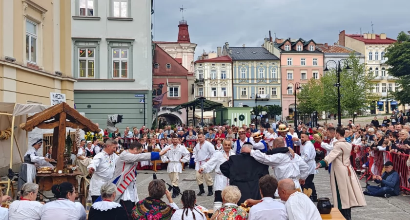 Było pięknie, radośnie, barwnie. Tak, jak powinno być na przemyskim Rynku./Fot. M.Borzęcki