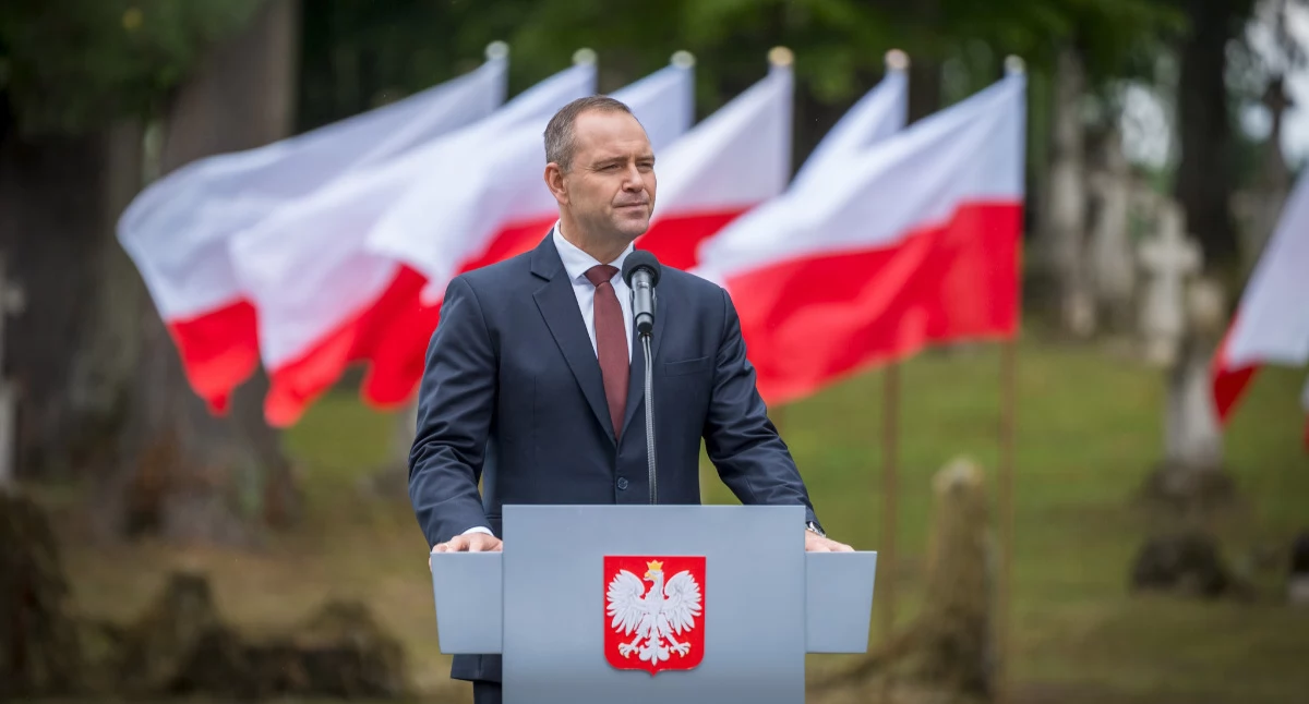 – My dziś nie oskarżamy całego narodu ukraińskiego, ale oskarżamy banderowską ideologię – tych, którzy mordowali, ale też tych, którzy przywołują czerwono-czarne barwy w XXI wieku – powiedział w Radrużu prezydent Polski Karol Nawrocki. Fot. Sebastian Stankiewicz/biuro prasowe UMWP