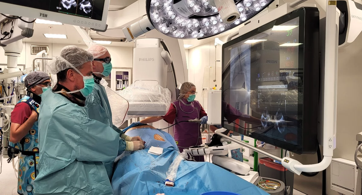 W przemyskim szpitalu odbył się pierwszy taki w placówce zabieg przezcewnikowej implantacji zastawki mitralnej we wcześniej wszczepioną niedziałającą protezę. Z nowej metody leczenia skorzystał pacjent, u którego klasyczna interwencja chirurgiczna niosła zbyt duże ryzyko ze względu na liczne choroby współistniejące./ FOT. WSzwP