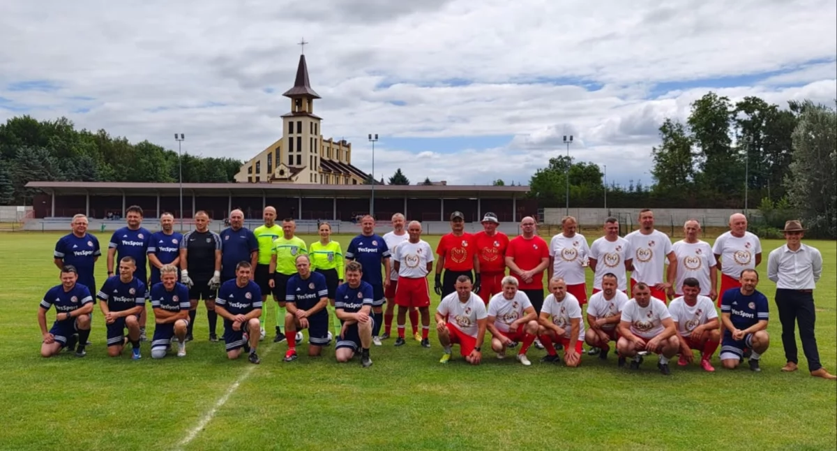  Na stadionie w Skołoszowie zmierzyli się najmłodsi adepci futbolu z Akademii LKS Skołoszów, juniorzy starsi, którzy podejmowali rówieśników z KS Szówsko, odboje, którzy zmierzyli się z drużyną „Księża i Przyjaciele” oraz seniorzy, którzy w „meczu dnia” rywalizowali z beniaminkiem III ligi JKS Jarosław./Fot. Samba TV