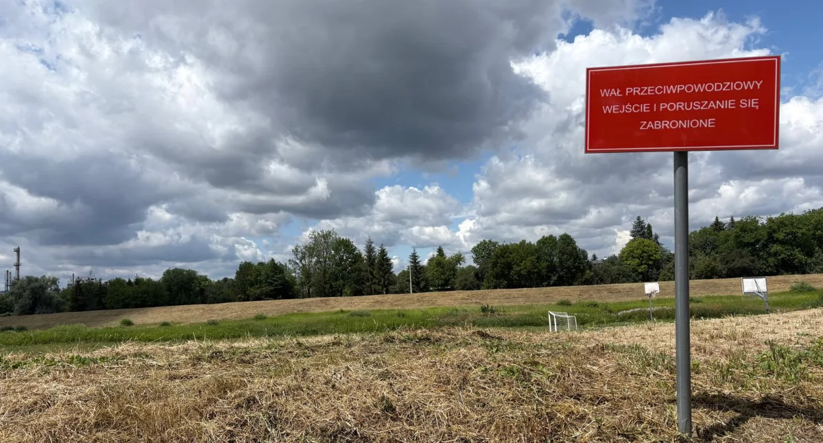 Tabliczka informująca o zakazie wejścia i poruszania się po wałach nad Wiarem pojawiła się m.in. przy ul. Wiarowej w Przemyślu./Fot. Monika Rusinek