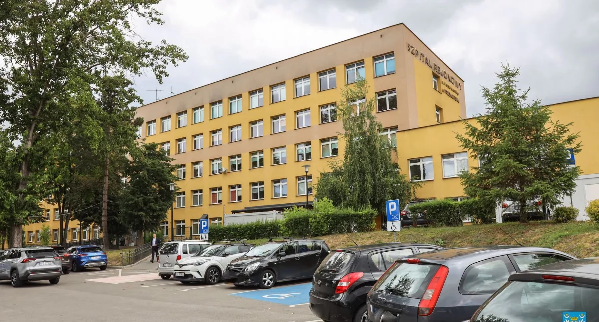 Planowana przyszpitalna inwestycja przyniesie korzyści także na co dzień. Będzie służyć jako parking, a w sytuacji zagrożenia zamieni się w schron. Niedawno władze powiatu i przedstawiciele projektanta odbyli wizję lokalną przy SP ZOZ w Przeworsku, gdzie dyskutowano o założeniach projektowych./ FOT. Starostwo Powiatowe w Przeworsku