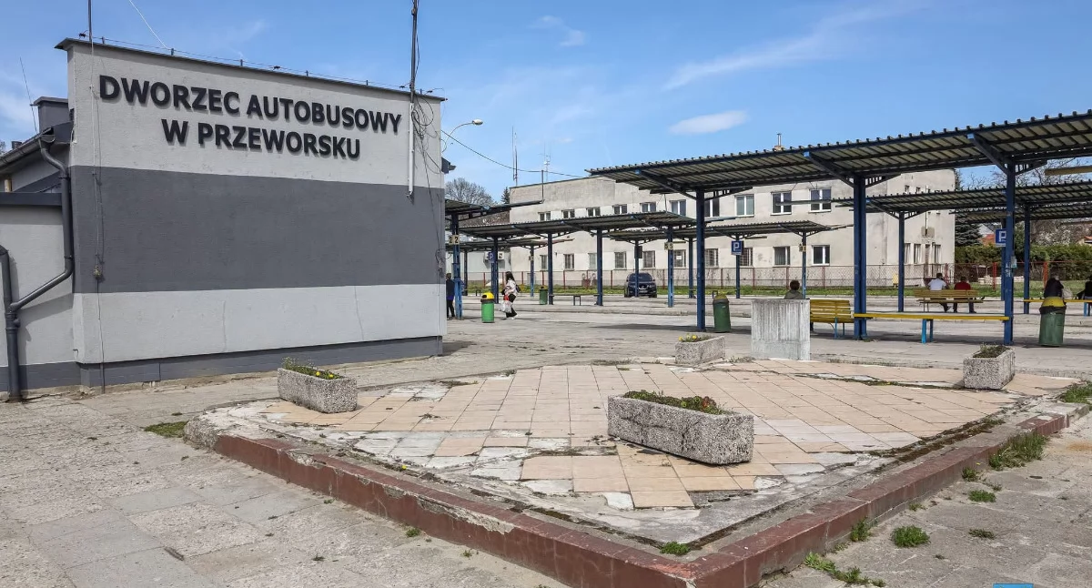 Po wieloletniej batalii o to, by przywrócić dworcowi PKS w Przeworsku godziwy wygląd i funkcjonalność, remont obiektu nareszcie wystartował. Niebawem kontynuowany ma być drugi etap prac obejmujący remont chodników./ FOT. Starostwo Powiatowe w Przeworsku