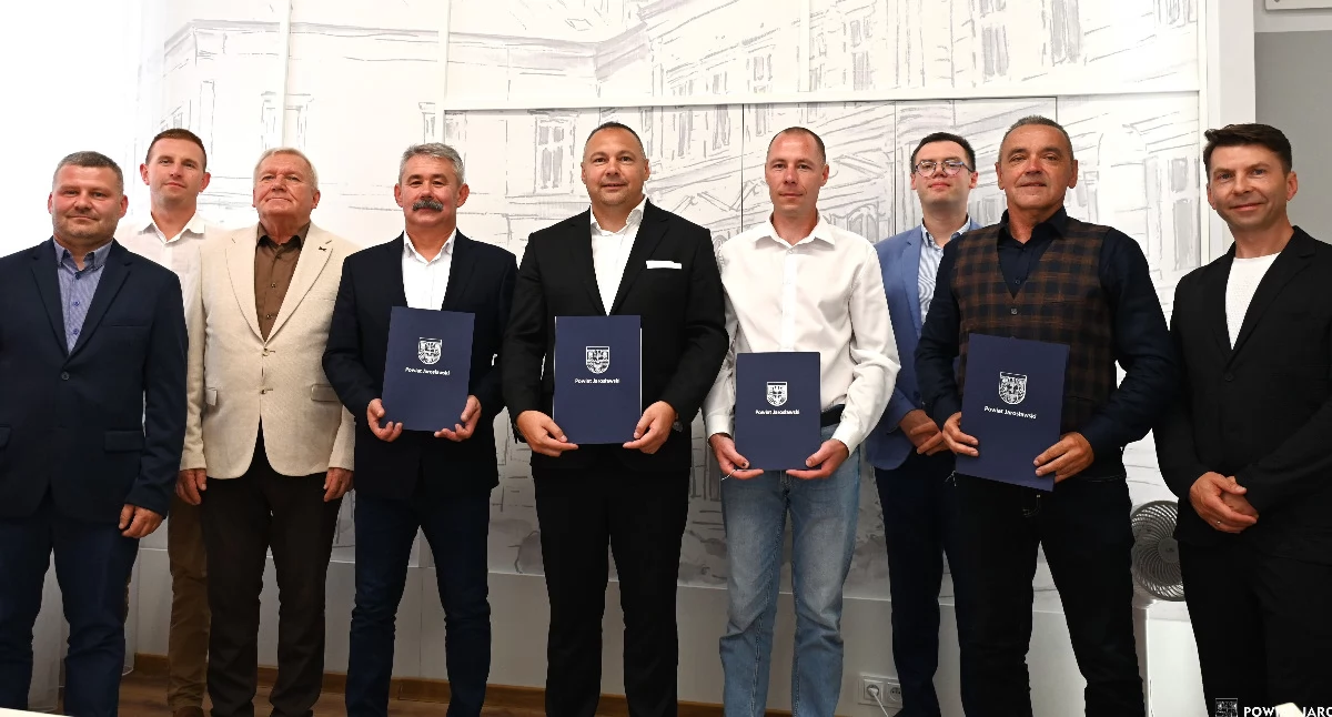 W podpisaniu umów przypieczętowujących zadania drogowe – obok gospodarza powiatu jarosławskiego starosty jarosławskiego Kamila Dziukiewicza – udział wzięli również m. in. wójt gminy Pawłosiów Mariusz Reń, dyrektor Powiatowego Zarządu Dróg w Jarosławiu Paweł Tworek i przedstawiciele wykonawców./ FOT. Starostwop Powiatowe w Jarosławiu
