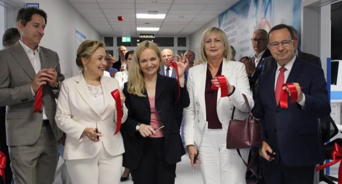Oficjalne otwarcie oddziału kardiologii po modernizacji miało miejsce w środę, 22 lipca, z udziałem minister zdrowia Jolanty Sobierańskiej-Grendy (w środku)./ FOT. U. Gielo. 