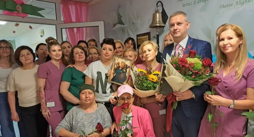 Symboliczne uderzenie w dzwon, który od teraz znajduje się w korytarzu Oddziału Onkologicznego z Pododdziałem Dziennej Chemioterapii przemyskiego szpitala, oznacza zakończenie leczenia onkologicznego. Jego dźwięk niesie radość ze zwycięstwa, ale też nadzieję dla innych pacjentów./ FOT. U. Gielo